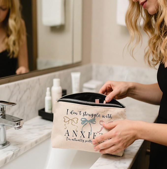 Funny Makeup Bag, Humor Anxiety - Themed Makeup Bag，“I Don’t Struggle with Anxiety” Funny Design，Gift for Mental Health Advocates, Self - Care & Relatable Humor, 10x7 Inch Khaki